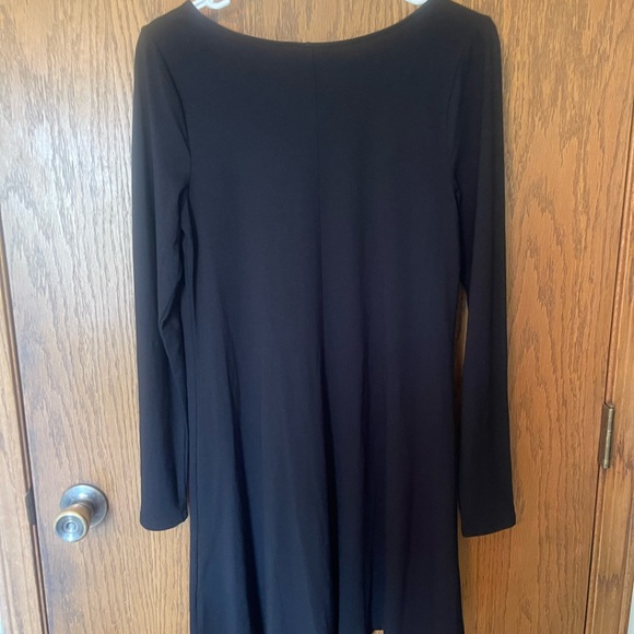 Express black knee-length dress with long sleeves and scoop neck - Picture 3 of 4